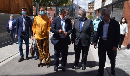 El alcalde, Raúl Caro, junto a Isabel María Sánchez, directora de Radio Linares, y el director de la Cadena Ser Andalucía, Antonio Yélamo, pasean por la nueva calle Radio Linares, junto a representantes municipales y asistentes al acto de inauguración.