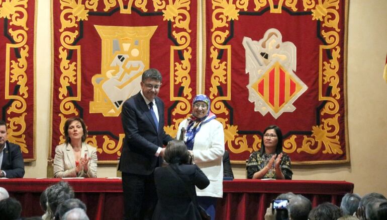 El expresidente de les Corts, Enric Morera, entrega el premio Guillem Agulló a la presidenta de la Plataforma contra la Islamofobia, Amparo Sánchez en 2018