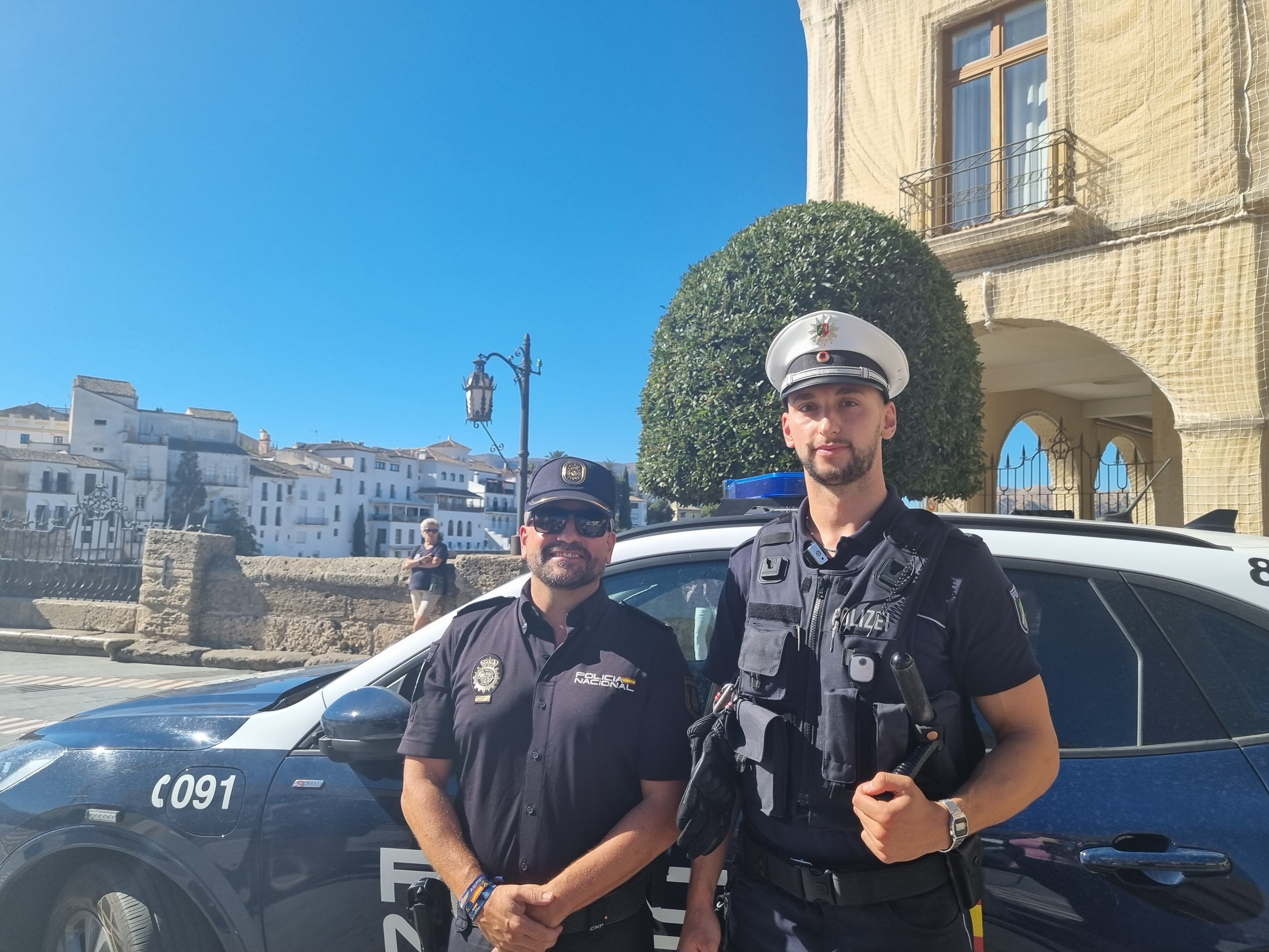 Francisco Cuellar, Inspector Jefe de la comisaría de Policía Nacional en Ronda junto al nuevo agente alemán