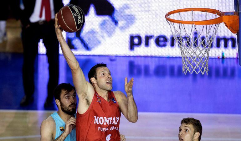 El alero Ian O'Leary  lanza a canasta ante varios defensores del Barcelona Lassa