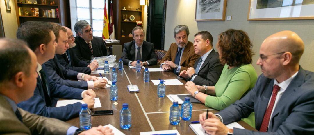 Imagen de la reunión de la Junta, la DIputación y el Ayuntamiento con representantes de la empresa