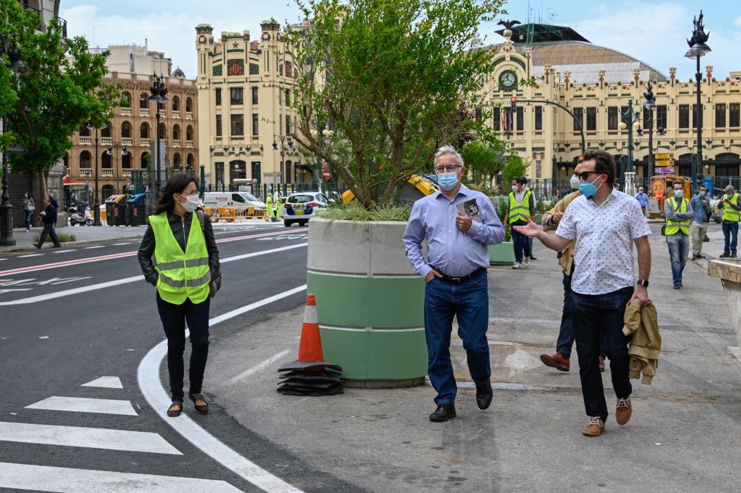 El alcalde de València, Joan Ribó, ha visitado este martes las obras de peatonalización de la plaza del Ayuntamiento de la ciudad junto al concejal de Movilidad, Giuseppe Grezzi