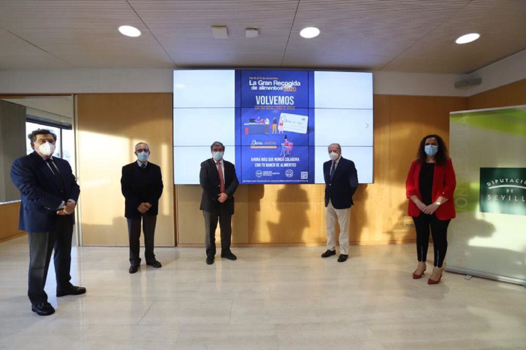  De  izquierda a derecha, el vicepresidente de la Fundación Banco de Alimentos, Agustín Alcaraz; el delegado de Bienestar Social y Empleo del Ayuntamiento de Sevilla, Juan Manuel Flores; el presidente del Banco de Alimentos, Agustín Vidal; el presidente de la Diputación, Fernando Rodríguez Villalobos y la diputada de Cohesión Social e Igualdad, Rocío Sutil.