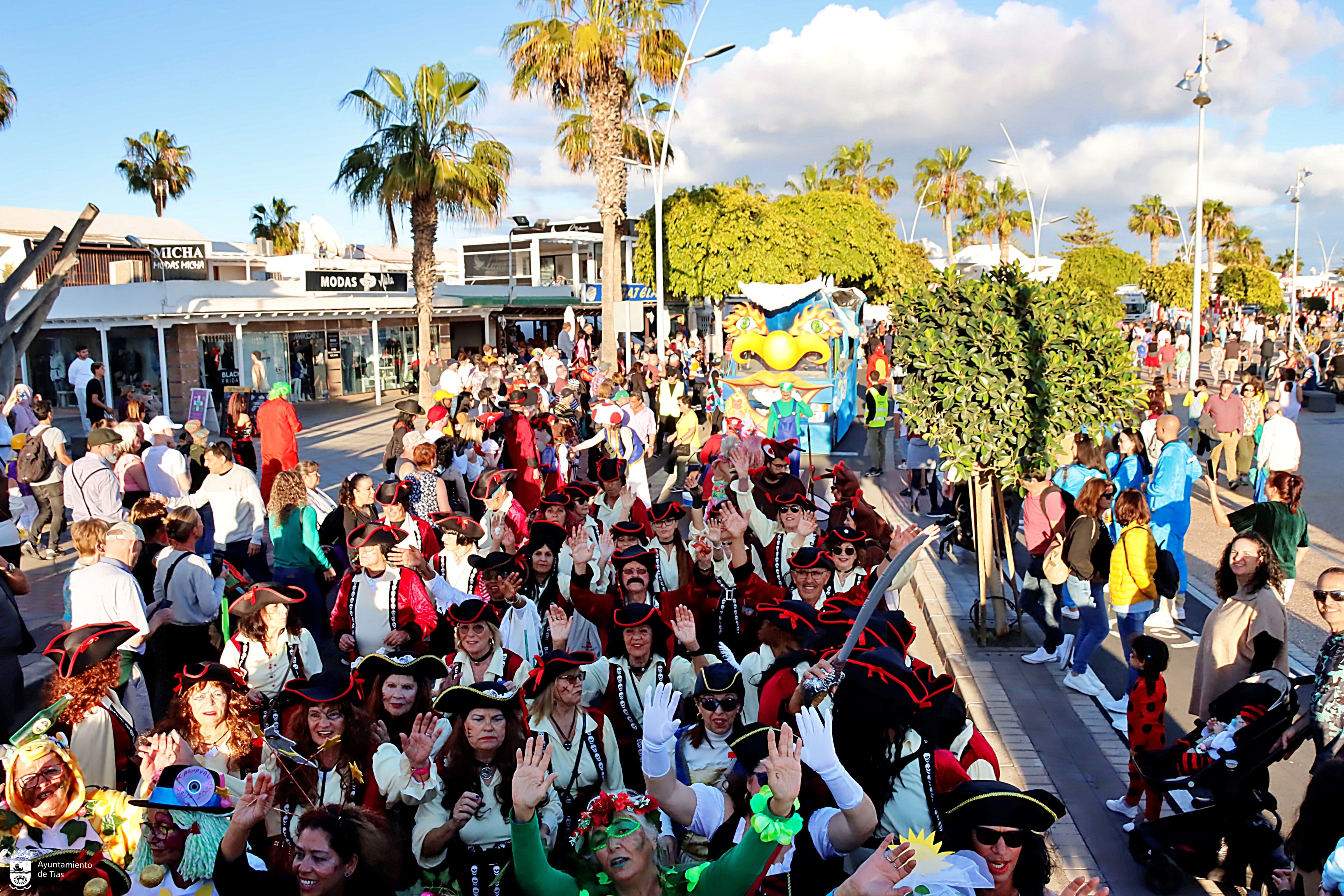 Un momento del coso del carnaval de Puerto del Carmen.