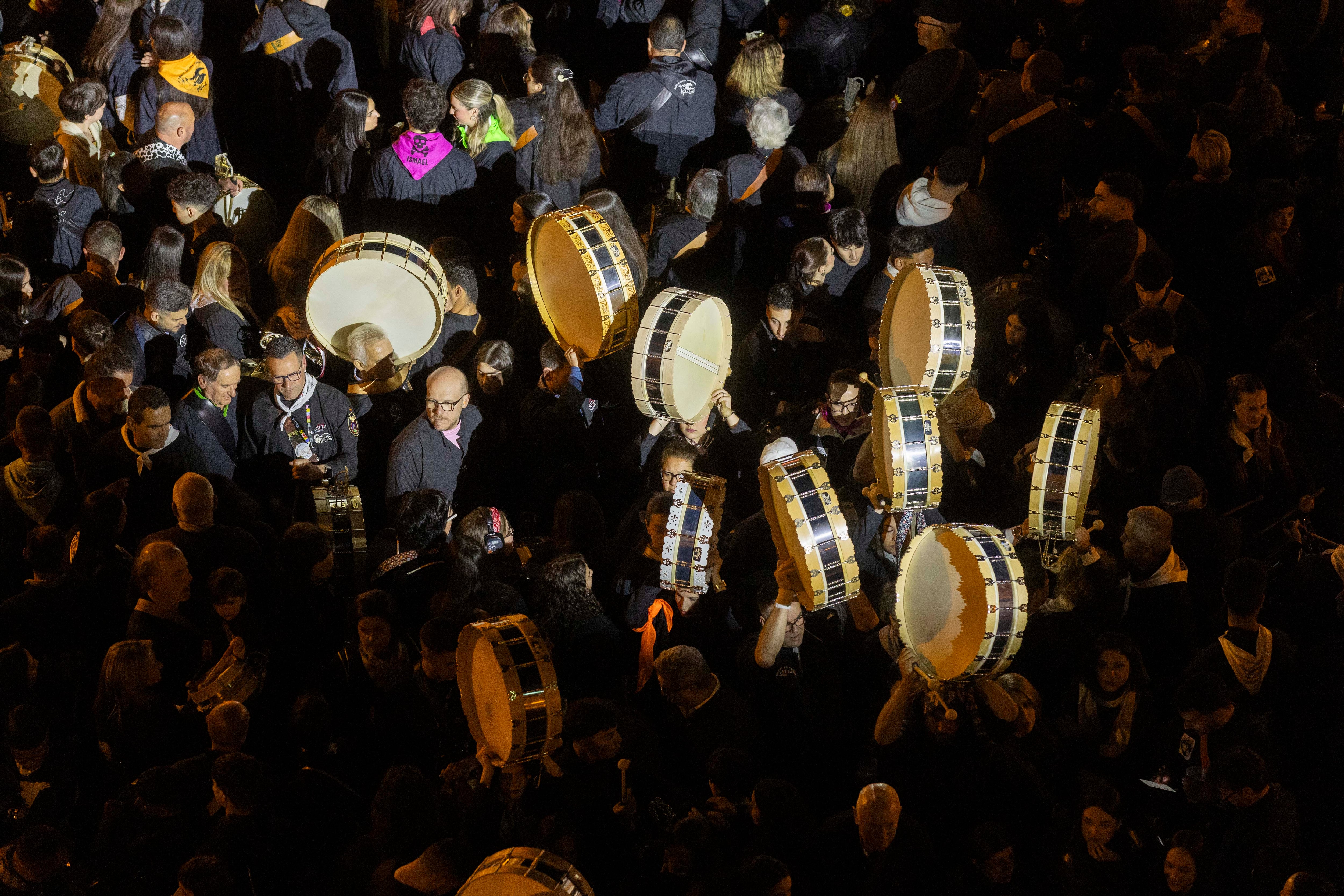 MULA (MURCIA), 01/04/2026.- Miles de personas tocan el tambor en la plaza del Ayuntamiento de Mula, (Murcia), en la madrugada de este Miércoles Santo, en un estruendo que hace vibrar la ciudad hasta la tarde siguiente. La Noche de los Tambores de Mula está declarada patrimonio cultural inmaterial de la humanidad de la Unesco y de interés turístico internacional. EFE/Marcial Guillén