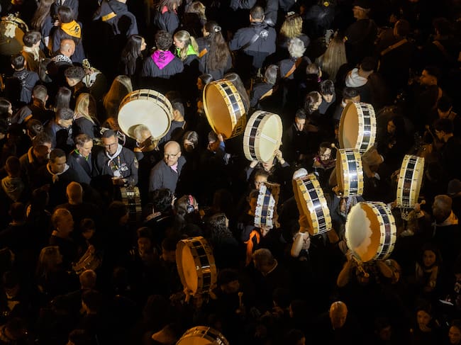 MULA (MURCIA), 01/04/2026.- Miles de personas tocan el tambor en la plaza del Ayuntamiento de Mula, (Murcia), en la madrugada de este Miércoles Santo, en un estruendo que hace vibrar la ciudad hasta la tarde siguiente. La Noche de los Tambores de Mula está declarada patrimonio cultural inmaterial de la humanidad de la Unesco y de interés turístico internacional. EFE/Marcial Guillén