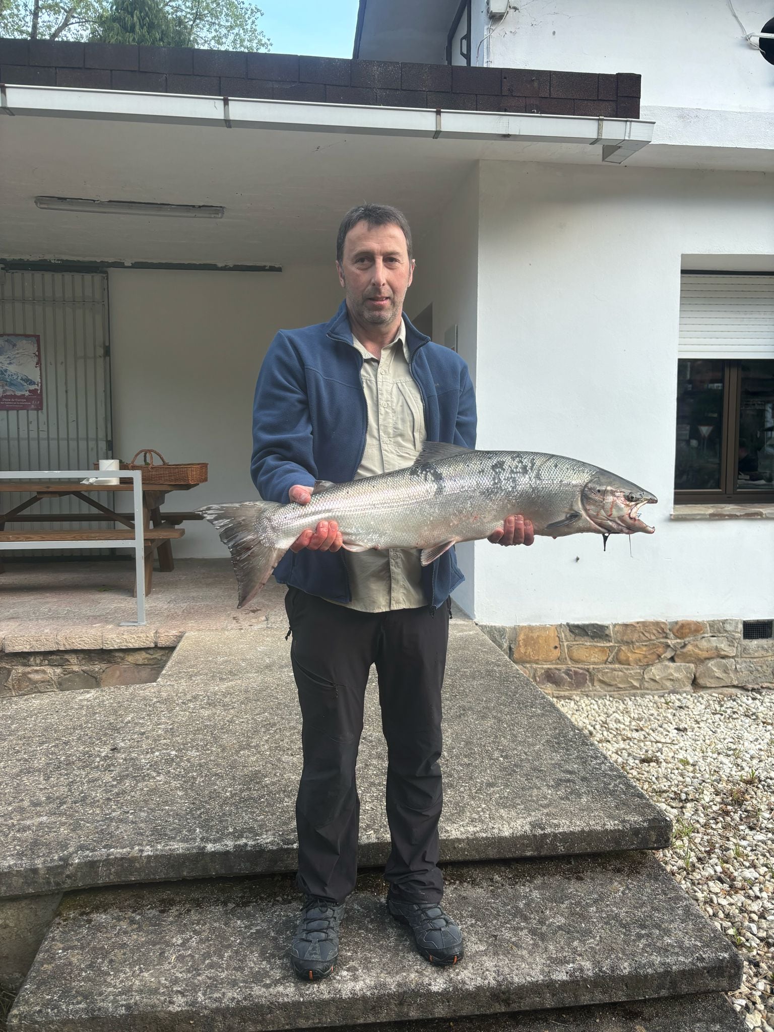 El pescador Gonzalo Díaz echó a tierra el primer salmón de la temporada, el Campanu