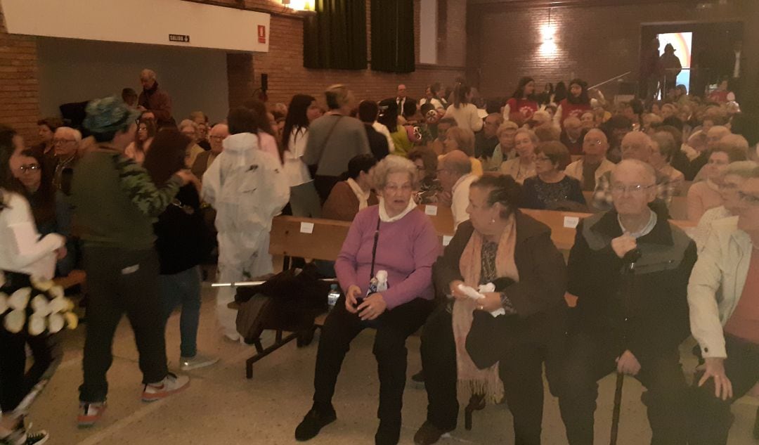 Público asistente al XV Encuentro Intergeneracional del Día de Andalucía en SAFA Linares.