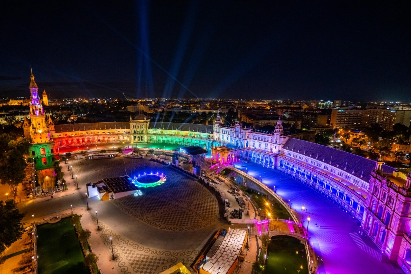 Iluminación especial de la Plaza de España