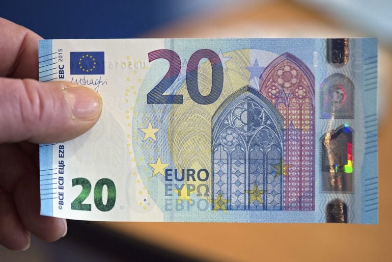 Un empleado del Banco Federal de Alemania (Bundesbank) muestra el nuevo billete de 20 euros en Düsseldorf (Alemania).