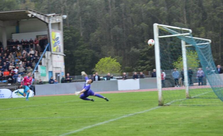 Con este golazo captado por la cámara de Amadeo Rey, Álex Ares hacía el tercero gol del Compos