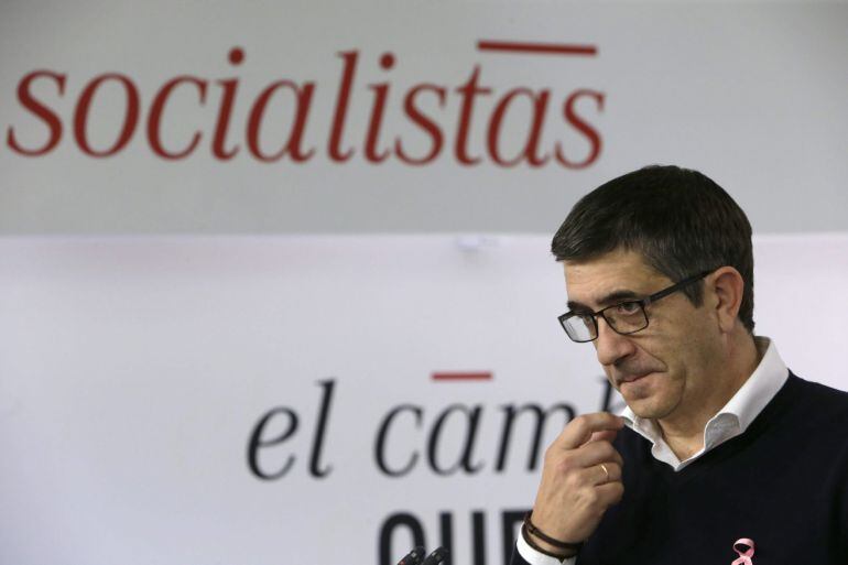 GRA183 MADRID,19/10/2015.- El secretario de acción política y libertades del PSOE, Patxi López, durante la rueda de junto a la secretaria de Estudios y Programas del PSOE, Meritxell Batet, tras la reunion de la Ejecutiva Federal del PSOE que ha aprobado hoy el documento marco del programa de las generales para trasladarlo a los militantes del partido y a los ciudadanos, con el fin de que puedan hacer aportaciones antes de que sea refrendado en la conferencia política convocada el 14 y 15 de noviembre en Madrid. EFE/Zipi