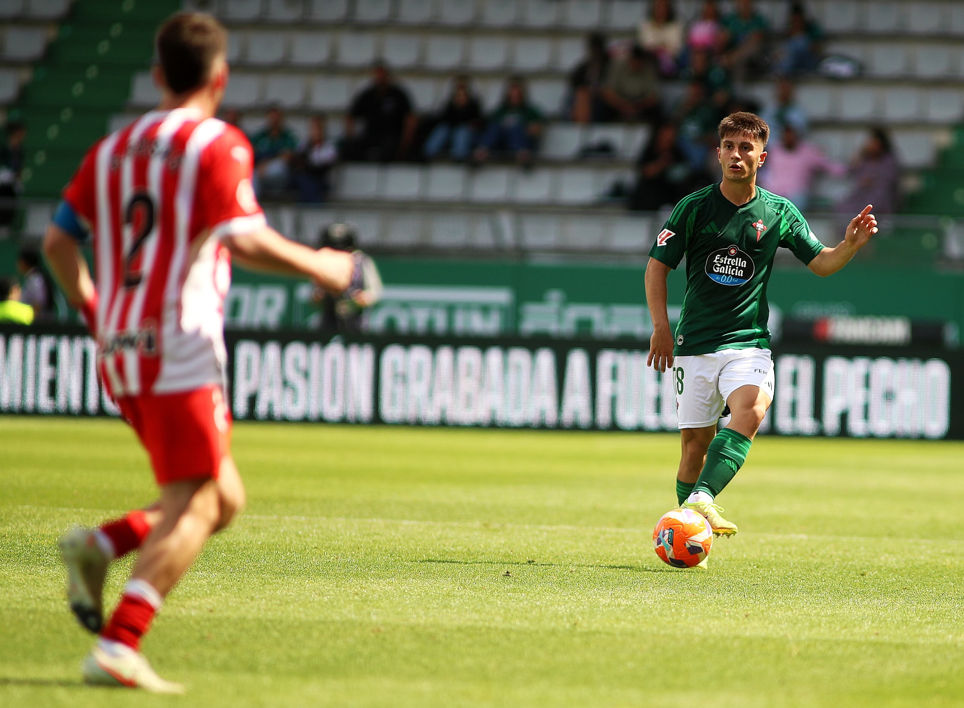Brais Martínez, en una jugada del Racing-Sporting en A Malata (foto: Mariño / Cadena SER)