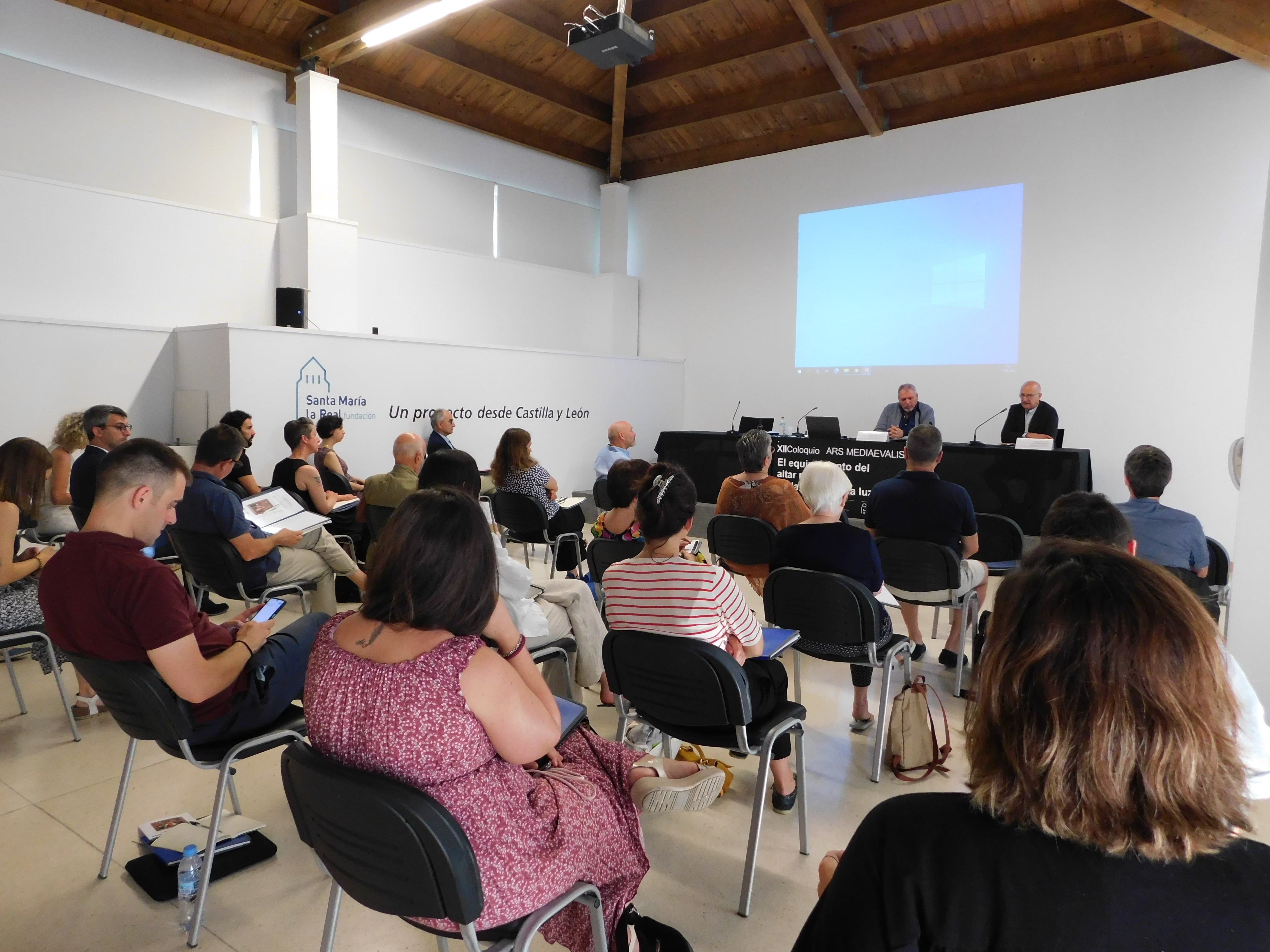 El coloquio Ars Mediaevalis reúne a una veintena de expertos internacionales para hablar sobre el equipamiento de los altares en la Edad Media