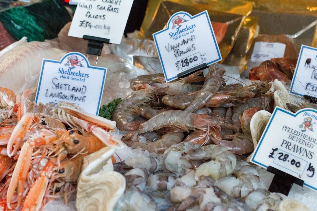 Un puesto de venta de gambas en un mercado en Londres. 