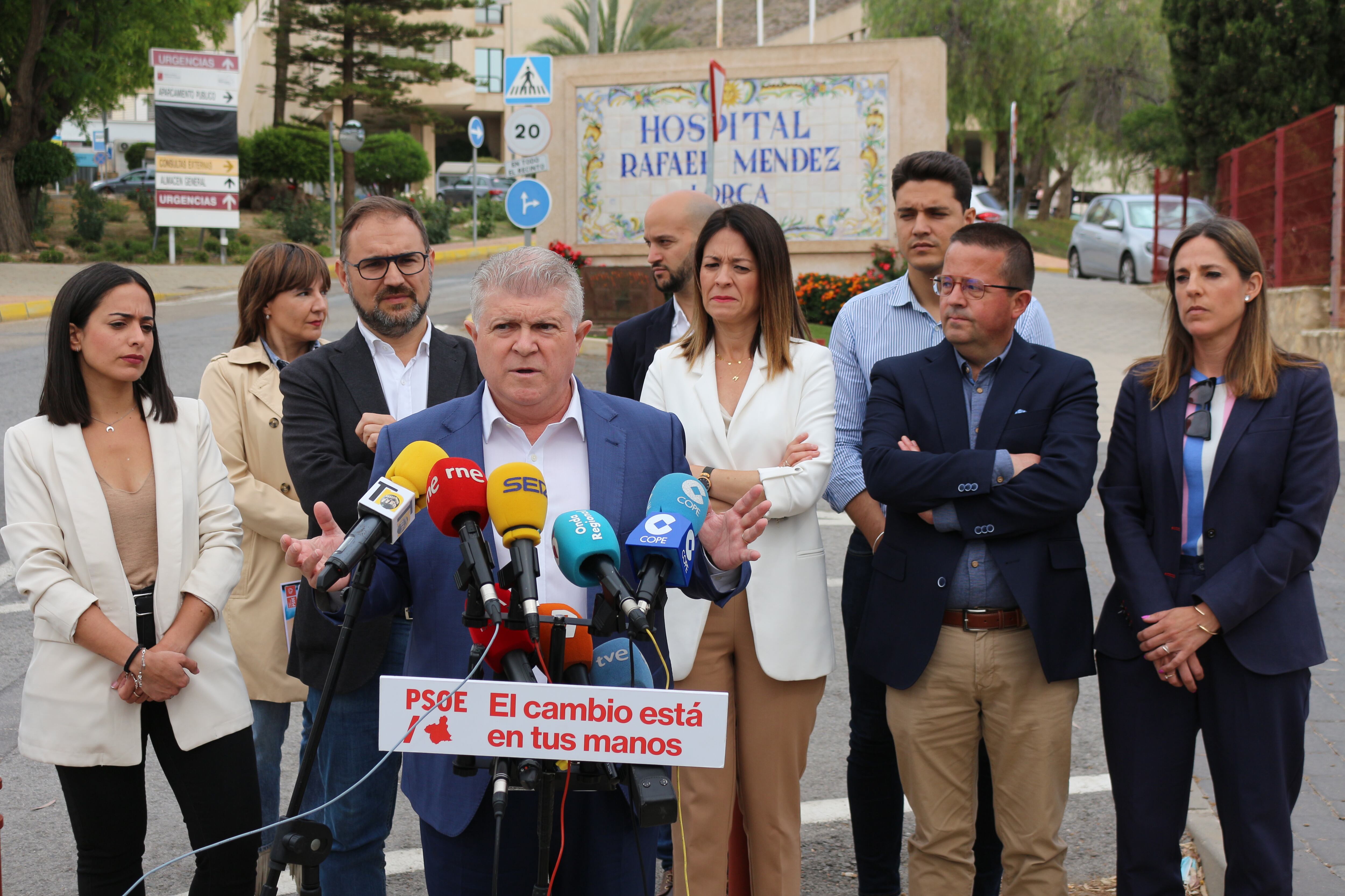 El secretario general delPSOE de la Región de Murcia y candidato a la presidencia de la Comunidad
Autónoma, Pepe Vélez junto a los candidatos socialistas del Guadalentín en Lorca