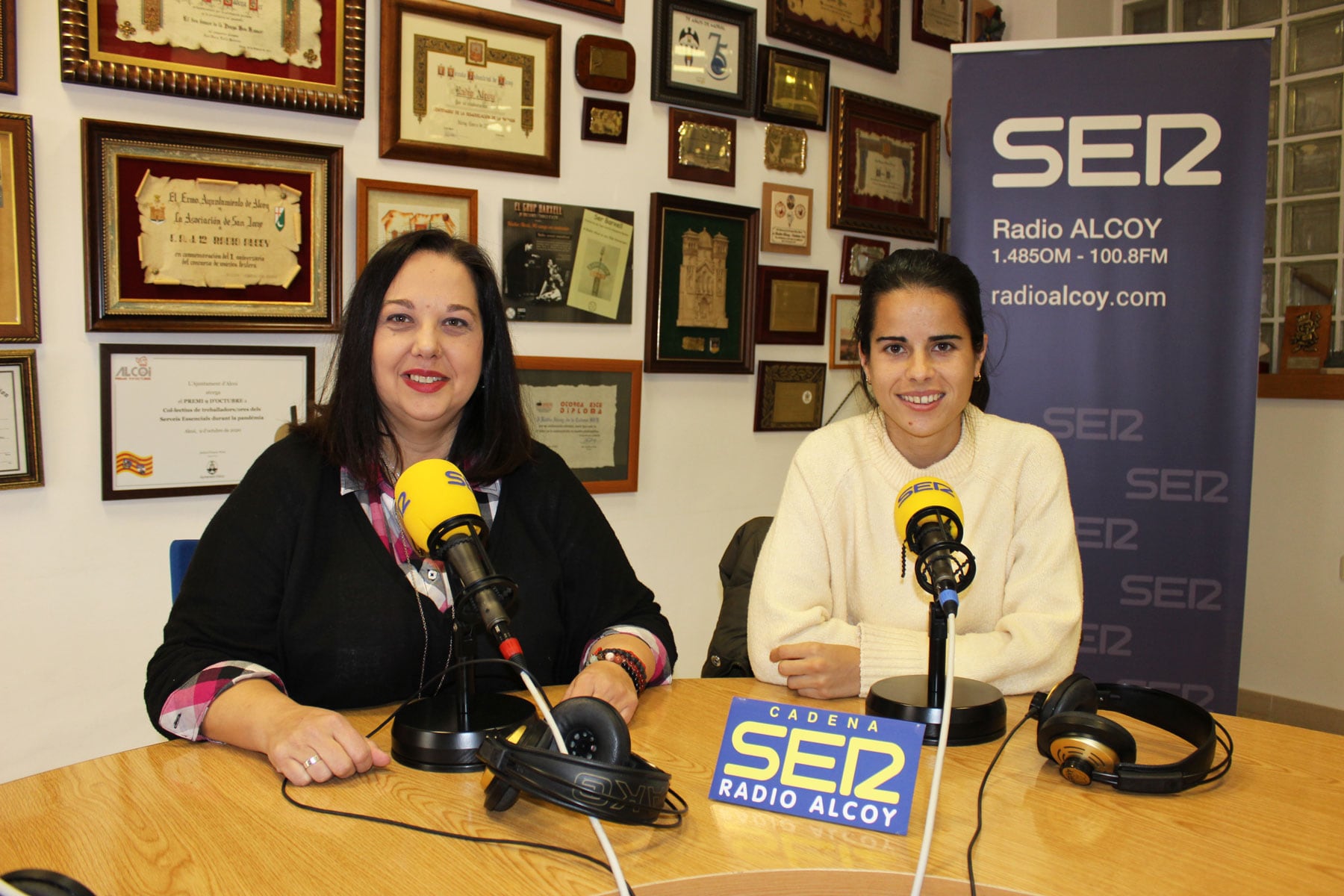 Las concejalas de Muro Xelo Cascant y Aida Martínez, en el estudio central de Radio Alcoy