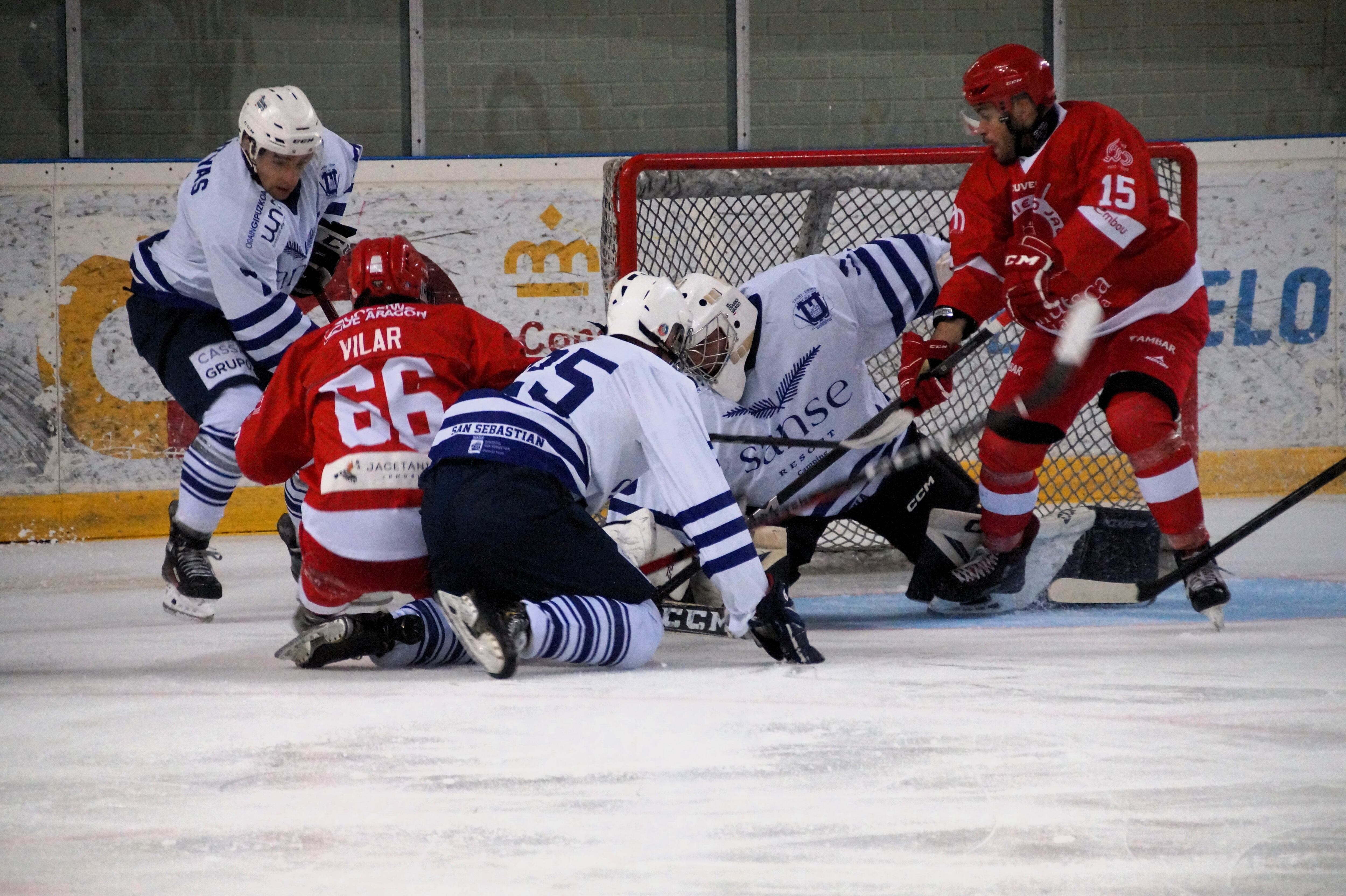 El CH Jaca vencía en su paista la Txuri