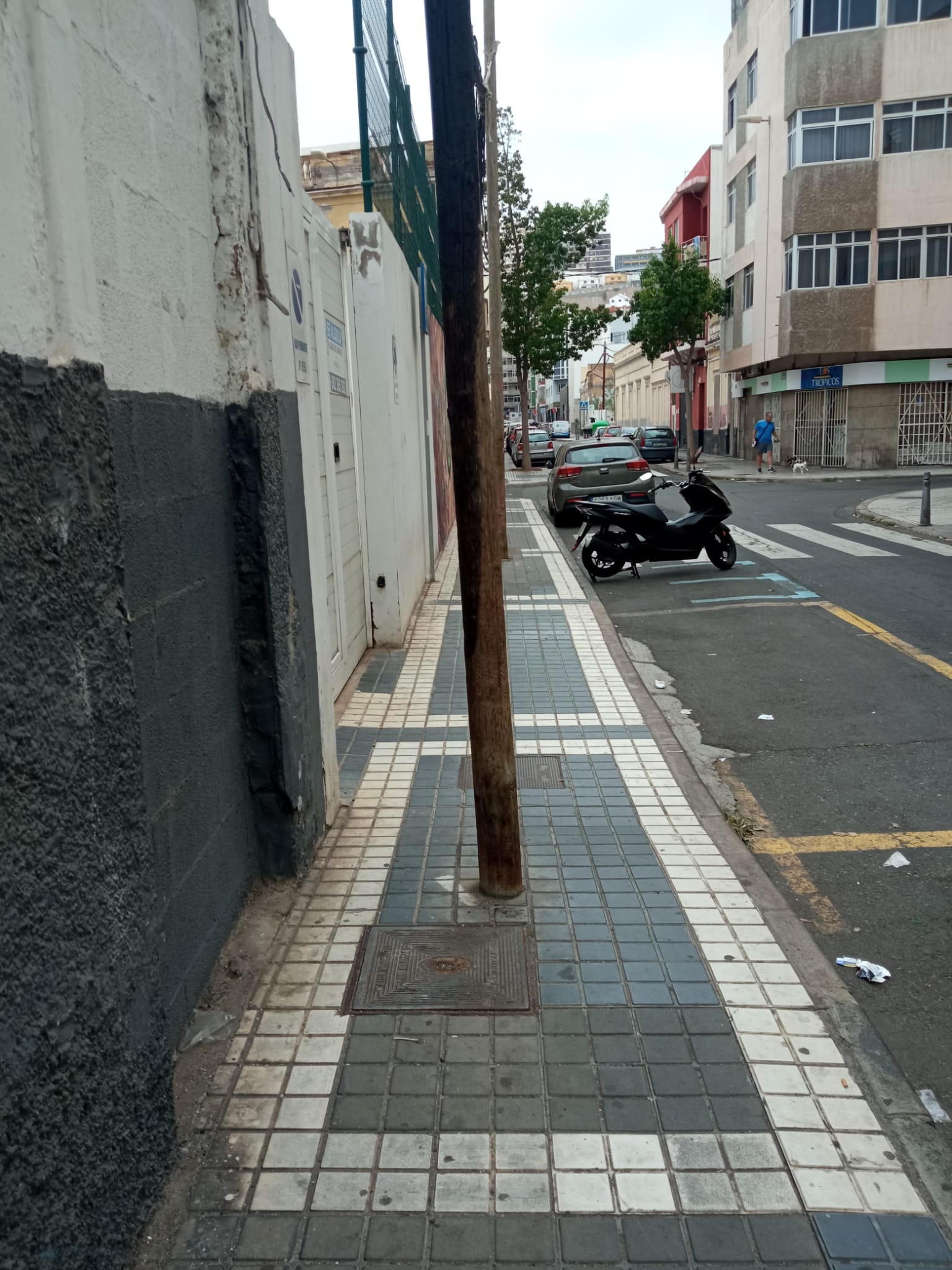 Un monumento a la desidia, dos postes de la luz en medio de la acera