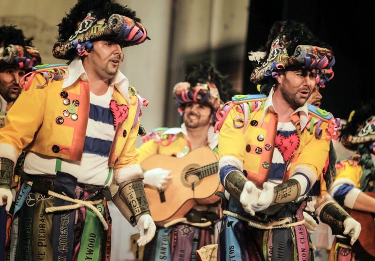 GRA335. CÁDIZ, 16/01/2015.- Integrantes de la comparsa &quot;Los Aspirantes&quot;, durante su participación en el arranque del Concurso Oficial de Agrupaciones del Carnaval de Cádiz de 2015, que se celebra esta noche en el Gran Teatro Falla de Cádiz. EFE / Victor L