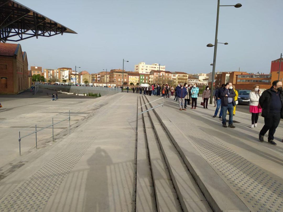 Desde primera hora se registran largas colas en el Palacio de Exposiciones