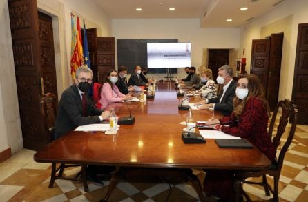 Mesa de la comisión interdepartamental del Consell