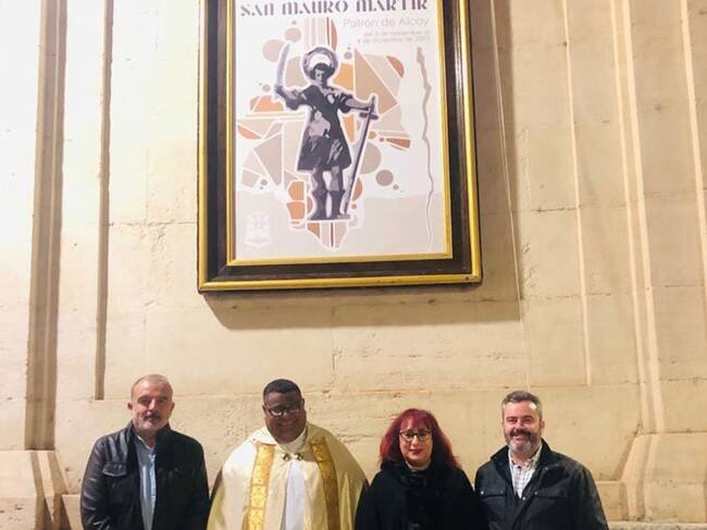 Raül Llopis, Ana María García, el regidor de Festes, Jordi Martínez i el cura pàrroc de les parròquies del centre, Jesús Fuentes Popa davant del cartell