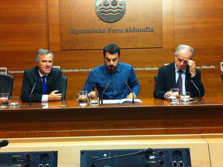 Guillermo Viñegra, viceconsejero de Sanidad, Ander Rodríguez, diputado de Política social, y Jon Etxeberria, director general de Osakidetza