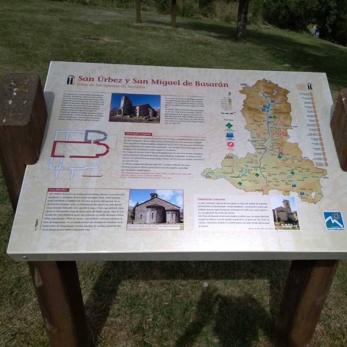 Renuevan varios paneles informativos de las iglesias de Serrablo