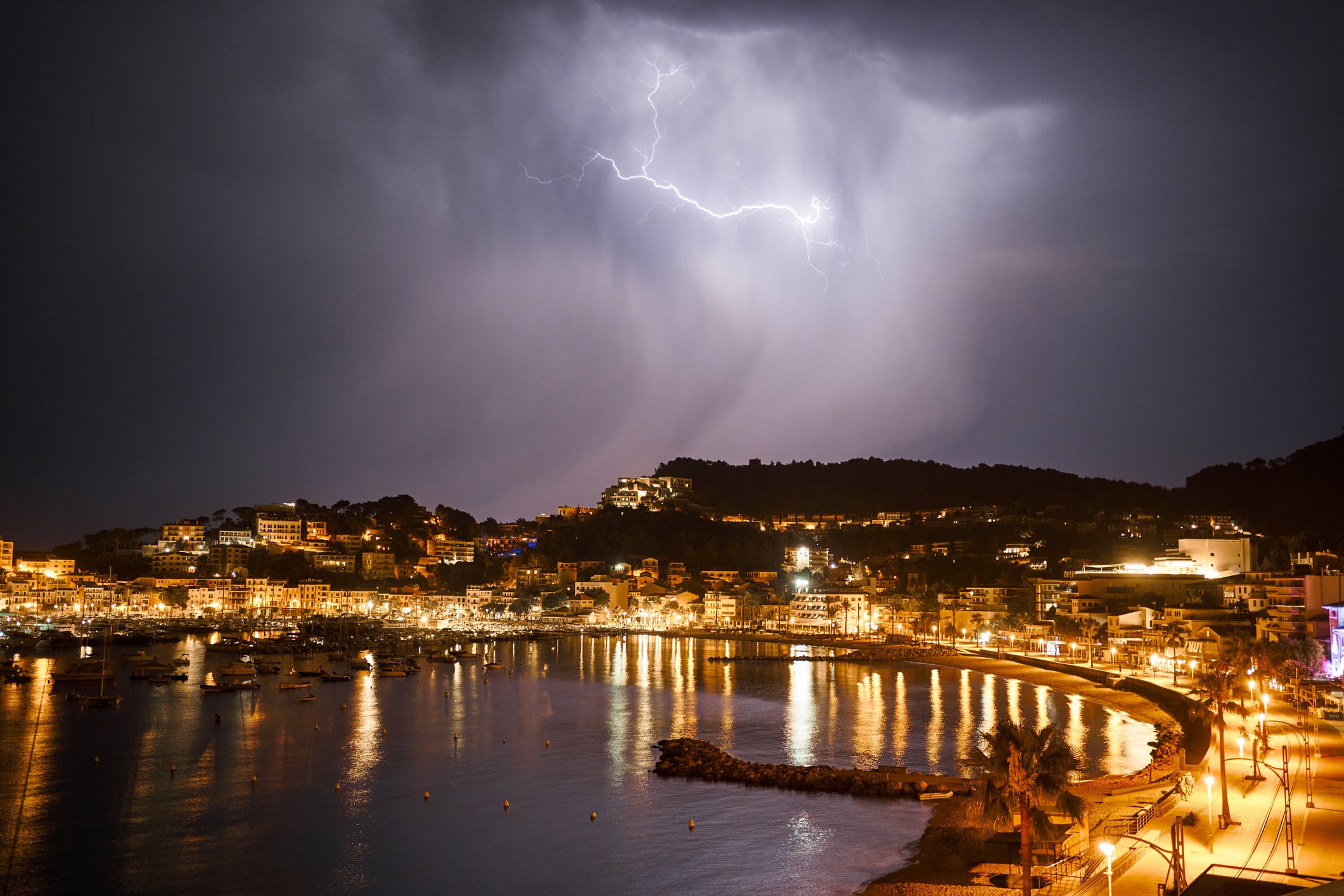 Un rayo cae sobre Puerto de Sóller, en Mallorca.