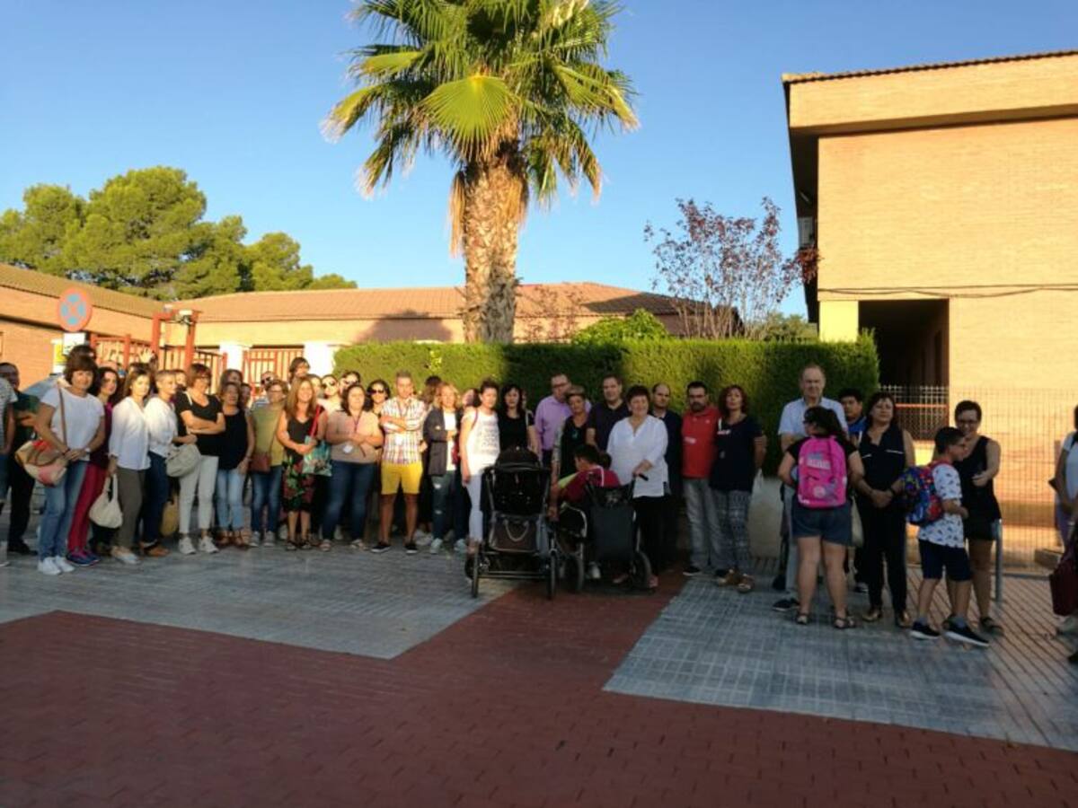 Padres, madres y trabajadores del Colegio 'Pilar Soubrier' denuncian "abandono" y falta de personal