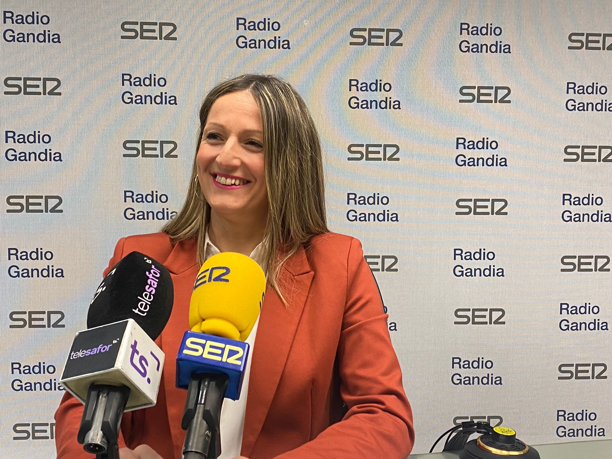 La socialista Ana Morell en los estudios del grupo Radio Gandia.