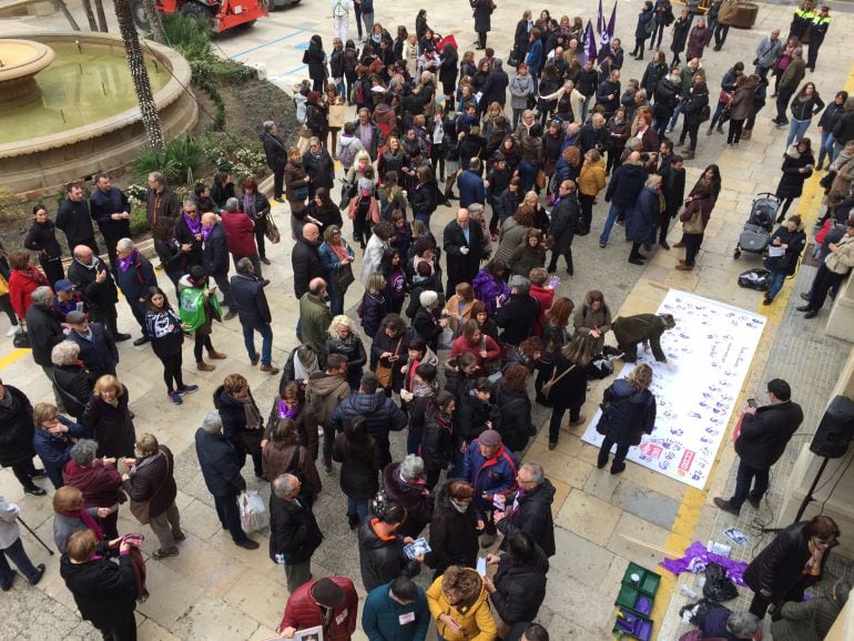 Part dels assistents a la concentració del migdia a la plaça de l&#039;Ajuntament de Tortosa.