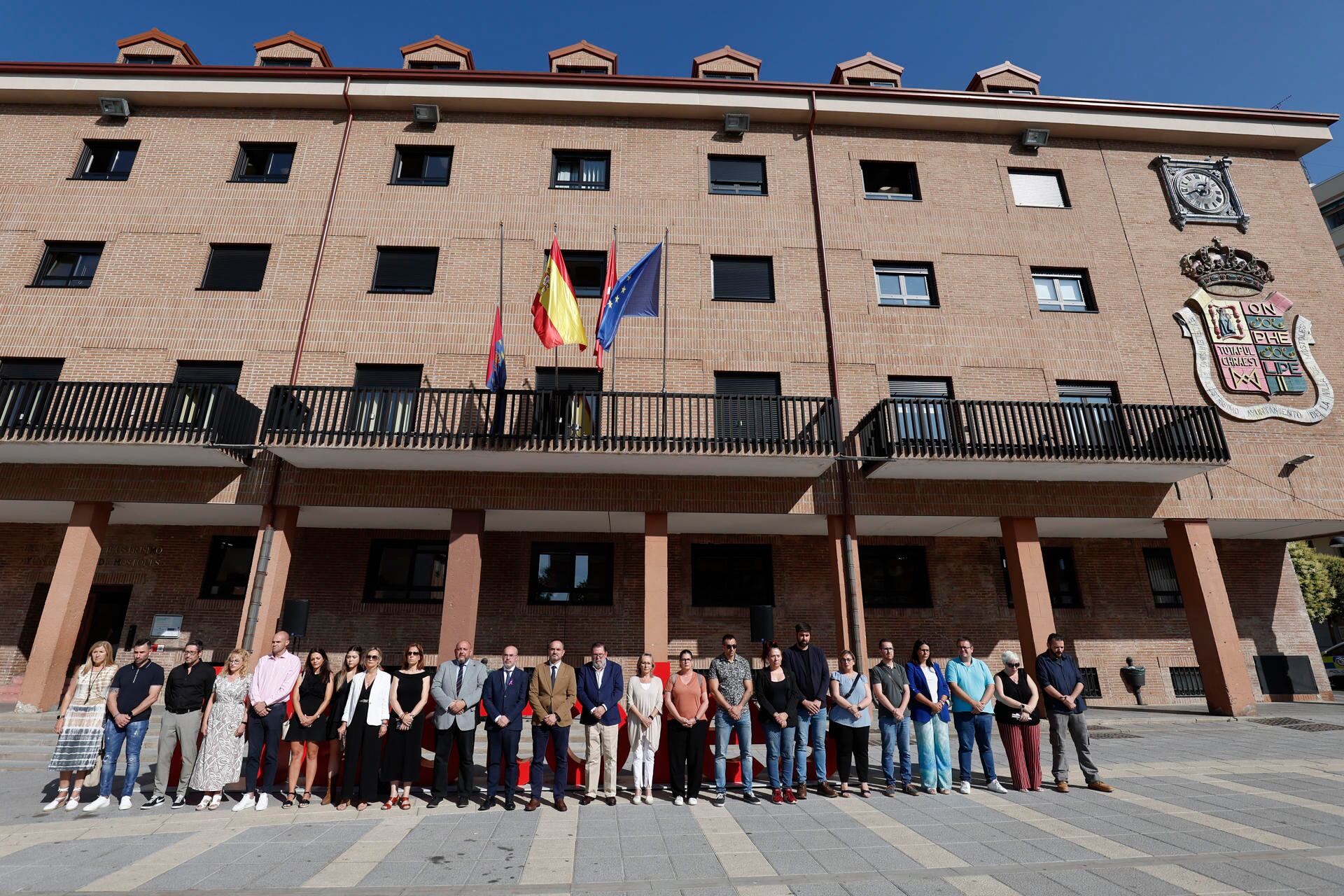 El alcalde de Móstoles (Madrid), Manuel Bautista (c) junto con el resto de autoridades ante el Ayuntamiento de la localidad durante el minuto de silencio celebrado este viernes con motivo del último caso de violencia machista ocurrido en el municipio después de que la expareja de la víctima mortal le apuñalara hasta dos veces.