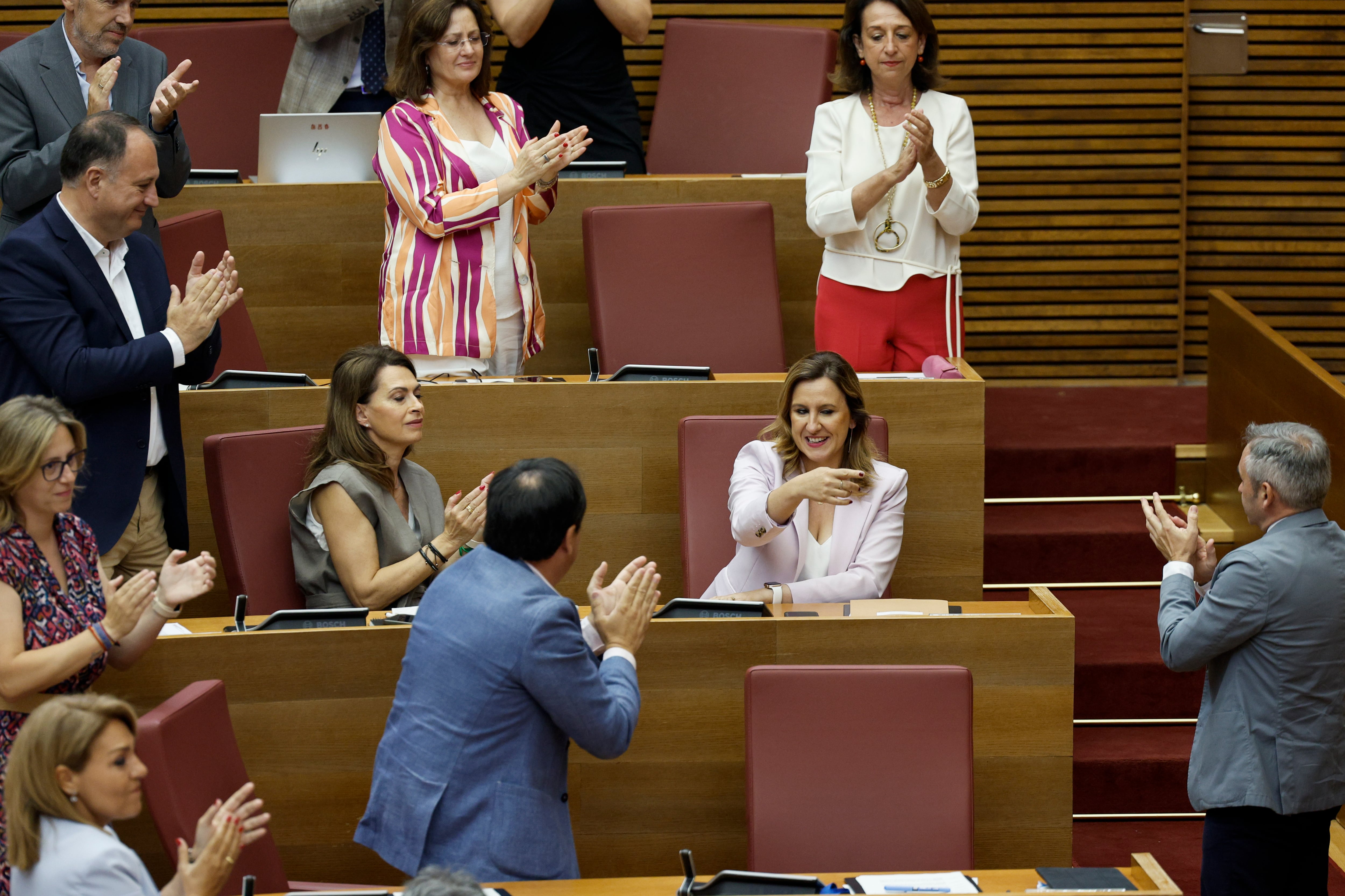 La alcaldesa de Valencia, María José Catalá, recibe el aplauso de sus compañeros de partido durante la intervención del president de la Generalitat, Carlos Mazón, en la sesión de control de Les Corts Valencianes donde hace balance del primer año del pacto de gobierno entre PP y Vox, y analiza la situación política de la Comunitat Valenciana y las prioridades de su gestión.