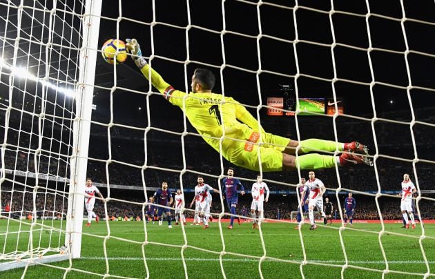 Mano de Pacheco para evitar un gol de falta de Messi, al final de la primera parte