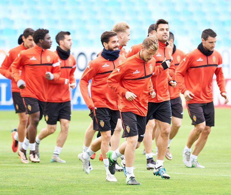 La plantilla del Real Zaragoza durante un entrenamiento en la Romareda