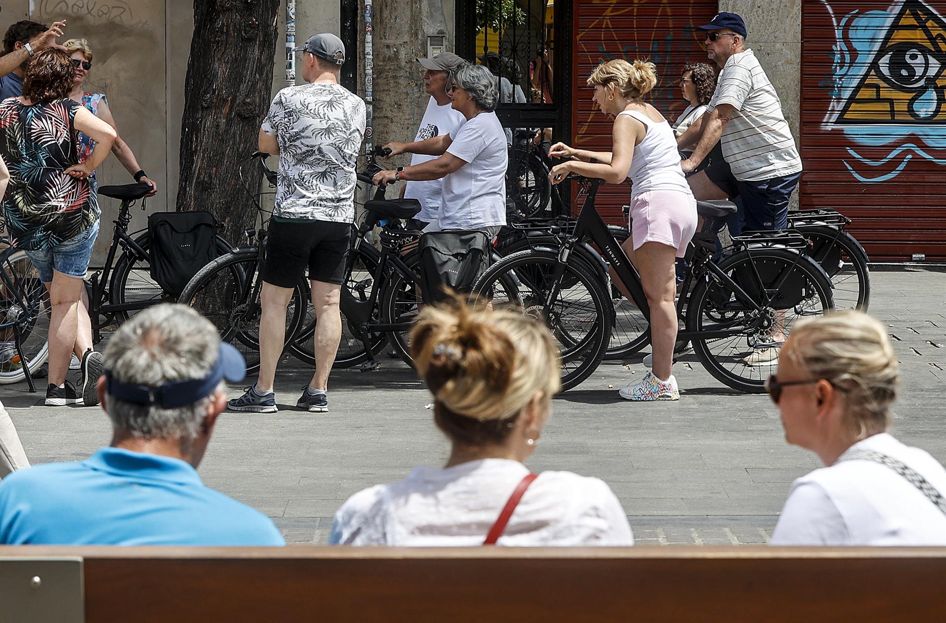 Varios turistas recorren València