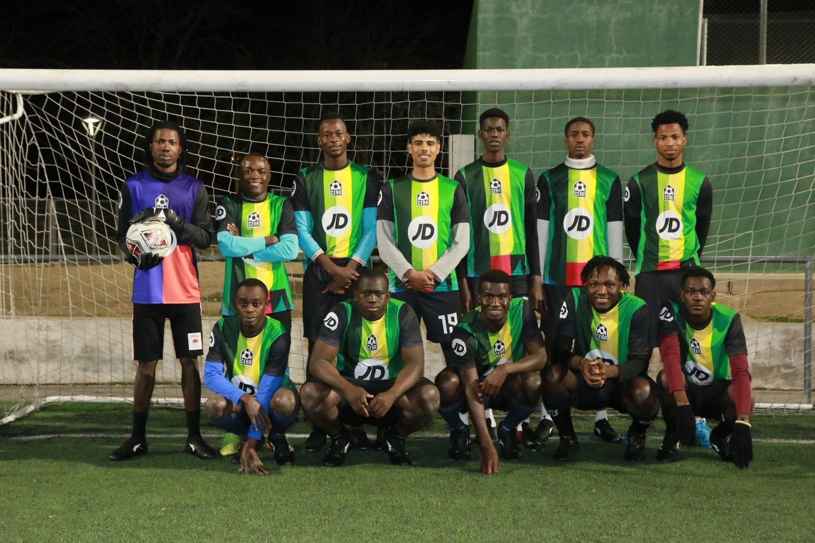 La plantilla del CEAR CF en Madrid la componen algo más de una veintena de jugadores de Sudan, Mali, Senegal, Colombia, Venezuela, Burkina Fasso o Nigeria.