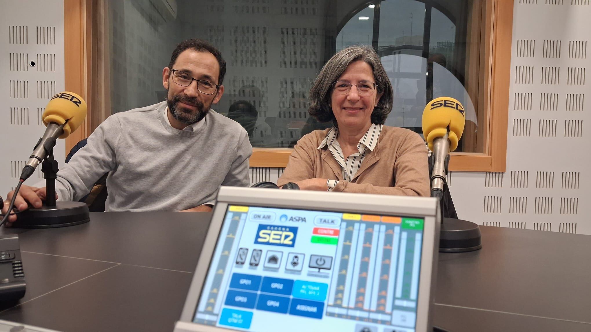Los doctores Carlos Velayos y Ángela Alonso de la UCI del Hospital U. de Fuenlabrada