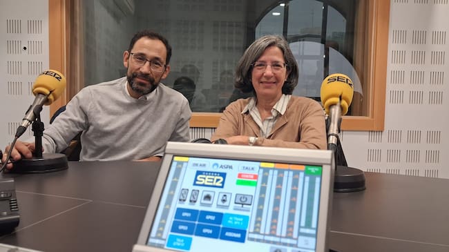 Los doctores Carlos Velayos y Ángela Alonso de la UCI del Hospital U. de Fuenlabrada
