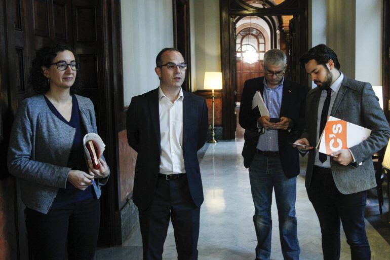 Los diputados de Junts pel Sí Marta Rovira y Jordi Turull  esperan, junto a los diputados de Ciutadans Carlos Garrizosa y Fernando de Páramo, para entrar a la Junta de Portavoces del Parlament.