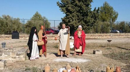 Escena teatralizada del enterramiento de un principe junto a la cámara sepulcral de la necrópolis de Toya en Peal de Becerro