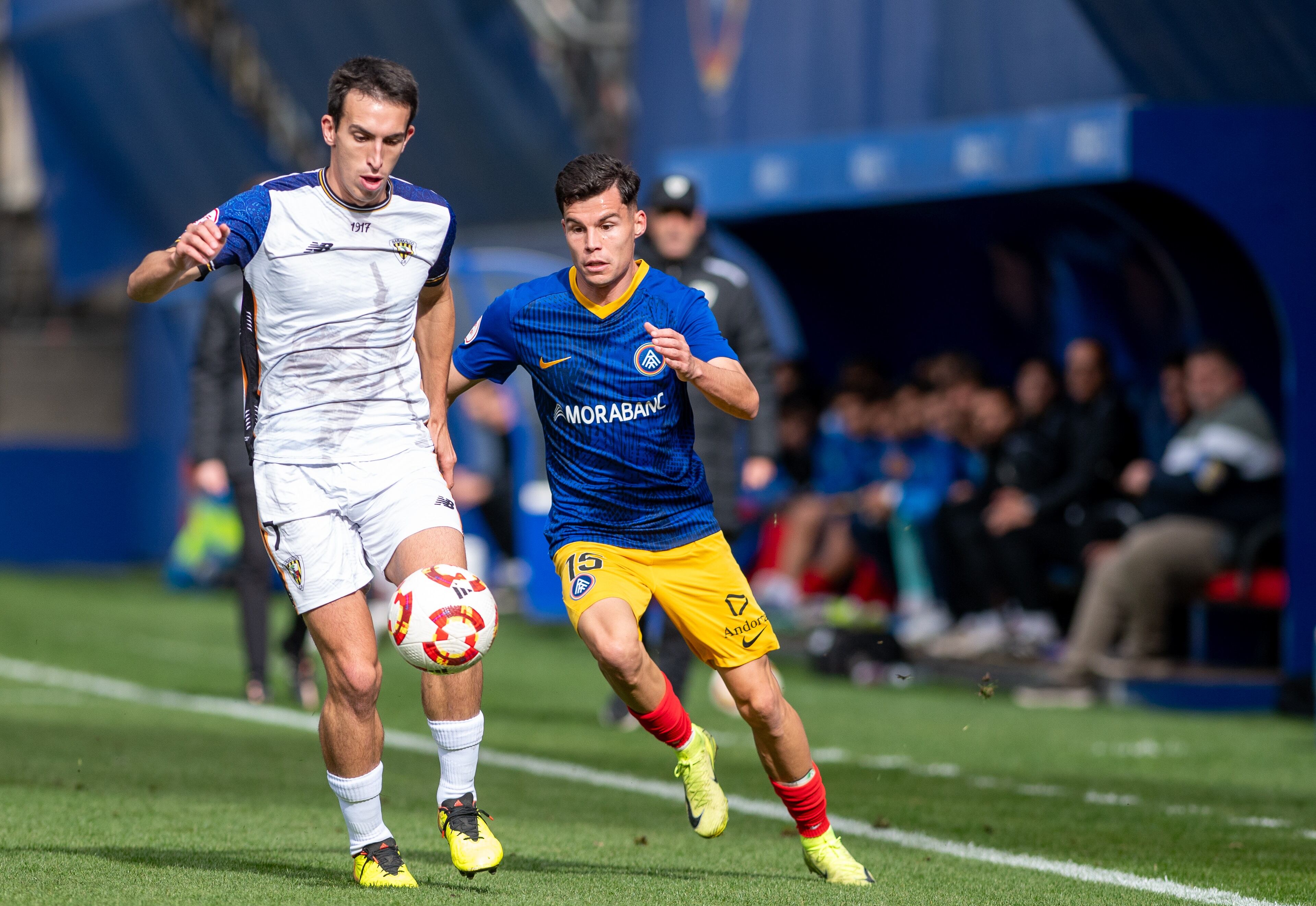 Luismi Redondo, con la camiseta del Andorra, disputa un balón