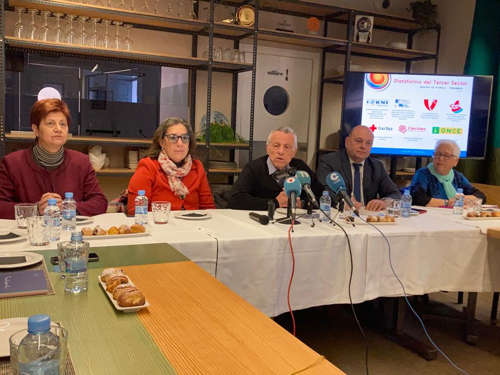 Aurelio Luna, en el centro, junto a miembros del Tercer Sector