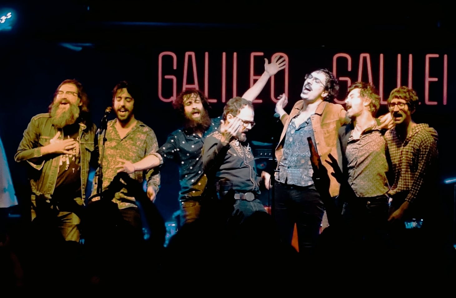 Ángel Stanich, junto a su antigua y actual banda, en la sala Galileo Galilei