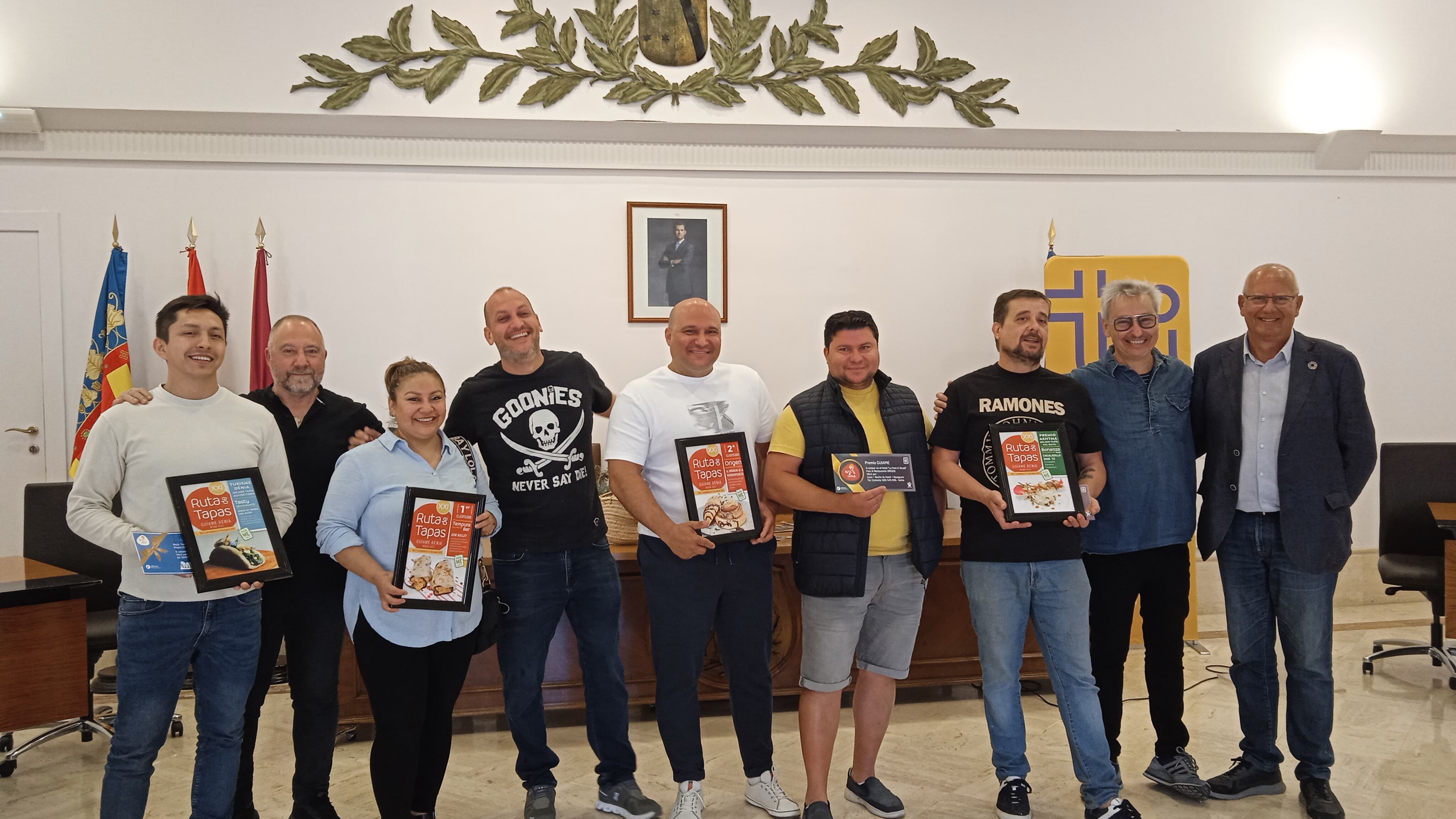 Foto de familia de los restaurantes ganadores en esta XXI Ruta de Tapas GuíaMe Dénia.