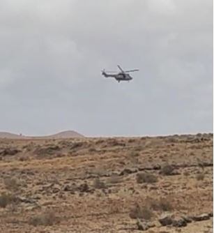 Imágenes del helicóptero militar preparándose para aterrizar en el jable de Lanzarote.