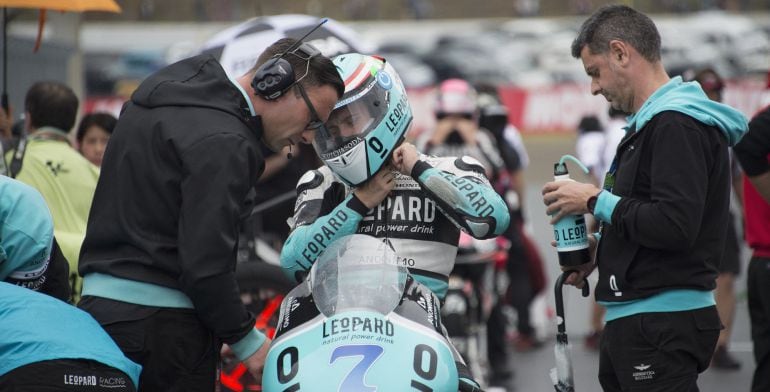 MOTEGI, JAPAN - OCTOBER 11: Efren Vazquez of Spain and Leopard Racing prepares to start on the grid during the Moto3 race during the MotoGP Of Japan - Race at Twin Ring Motegi on October 11, 2015 in Motegi, Japan. (Photo by Mirco Lazzari gp/Getty Images)