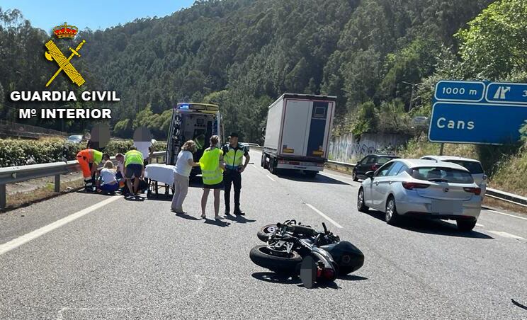 Moto tirada en el suelo tras el accidente
